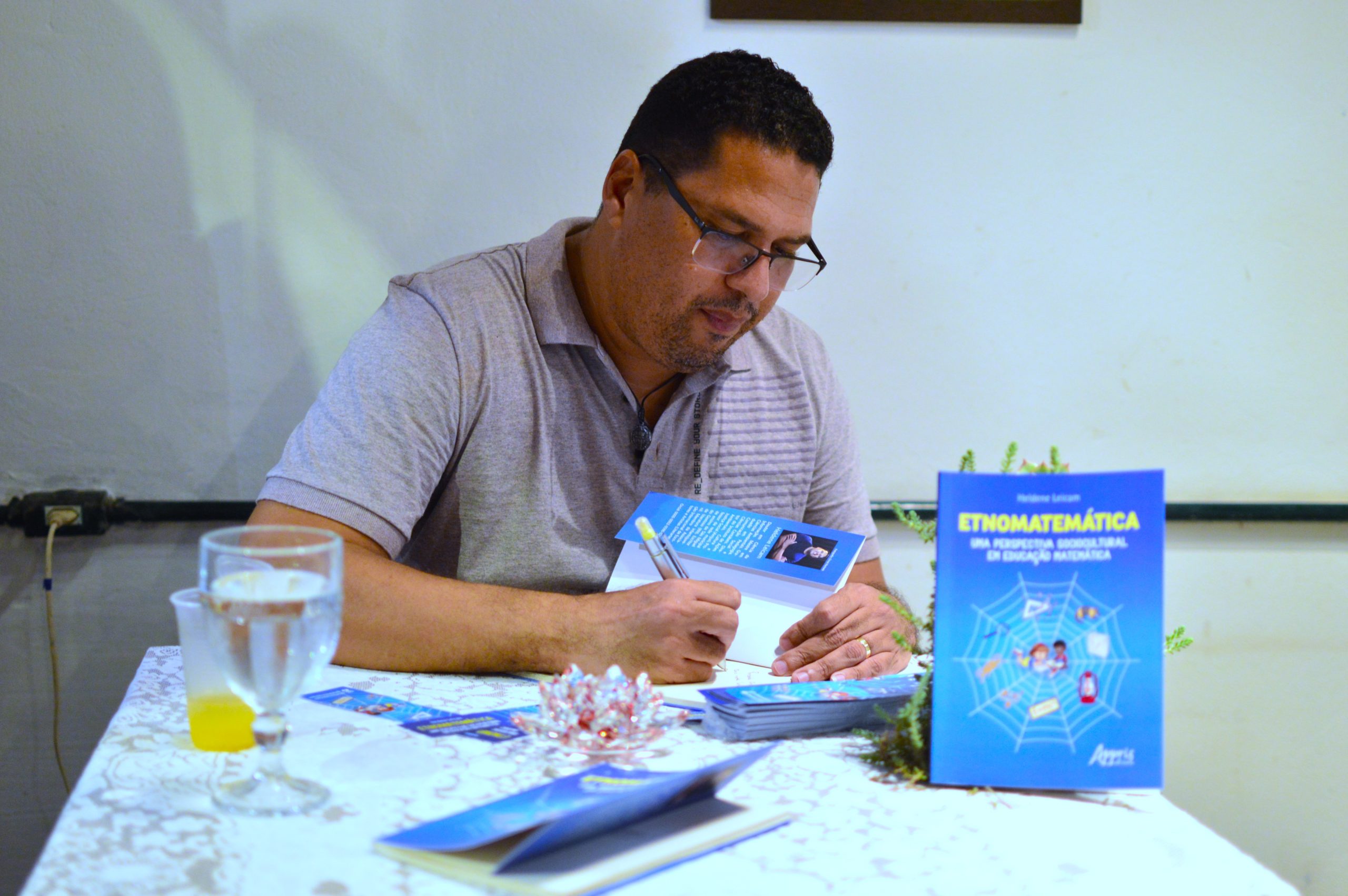 Professor e escritor Heldene Leicam lança dois novos livros na Bienal Internacional do Livro de Pernambuco