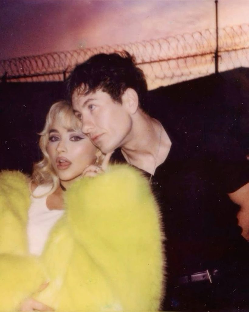 Sabrina Carpenter Escala Namorado Barry Keoghan para Videoclipe de “Please Please Please”