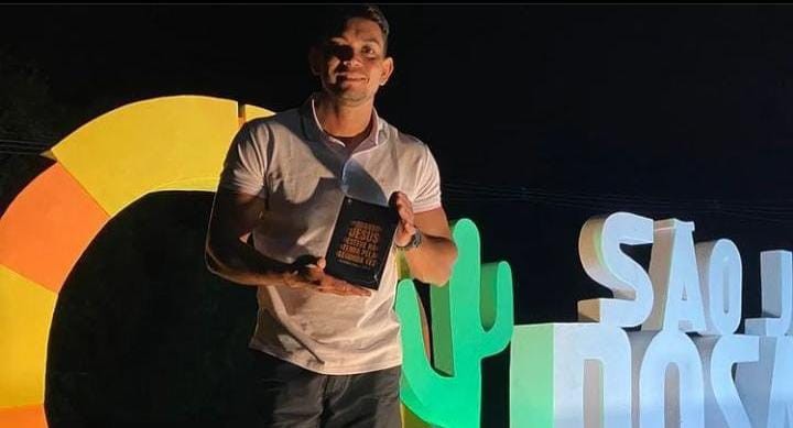 AUTOR RAIMUNDO VITOR  LANÇA SEU PRIMEIRO LIVRO