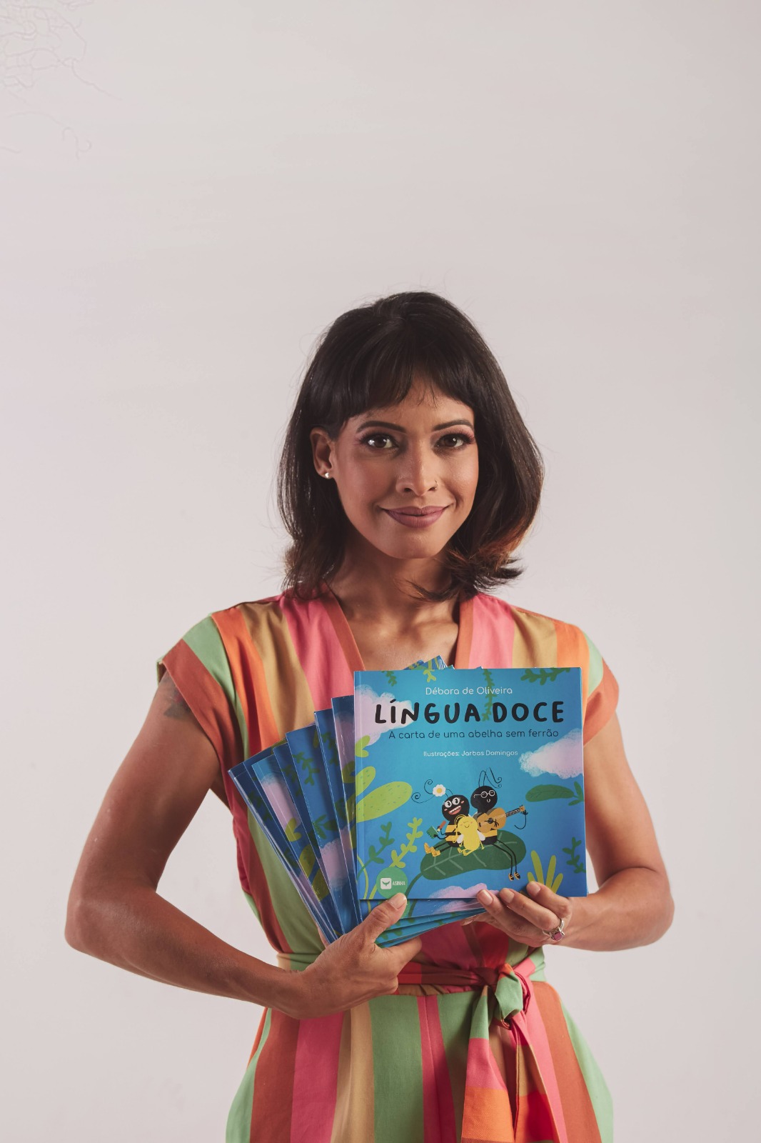 Débora de Oliveira lança “Língua doce: A carta de uma abelha sem ferrão”