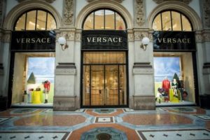 Prada adquire Versace: o que significa a fusão de duas gigantes do luxo para o mercado global