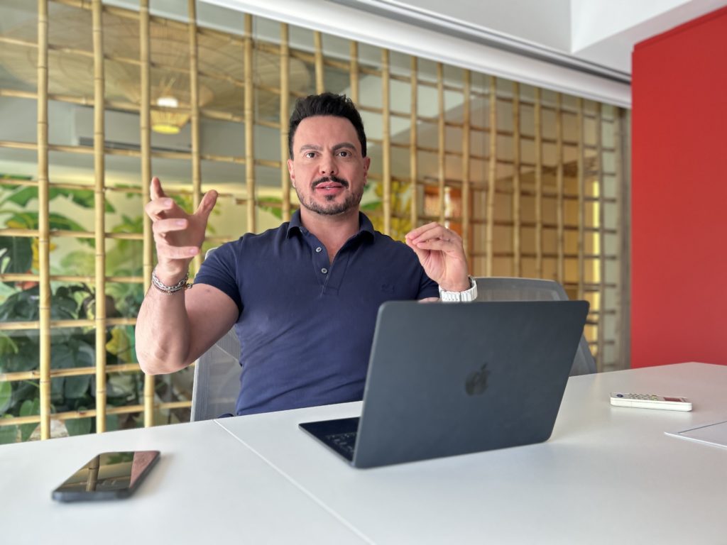 O marqueteiro político e digital, Zuza Nacif, é categórico: quem vencerá as eleições em 26 é quem chegar ao celular do eleitor