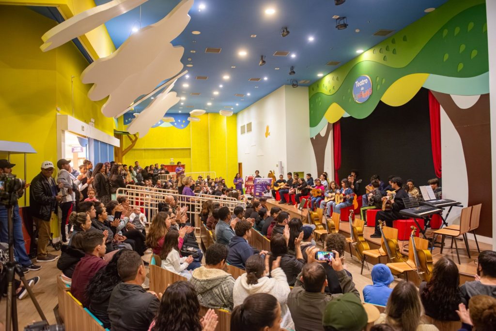 Alunos da Orquestra Corre se apresentam pela primeira vez no Londrina Norte Shopping
