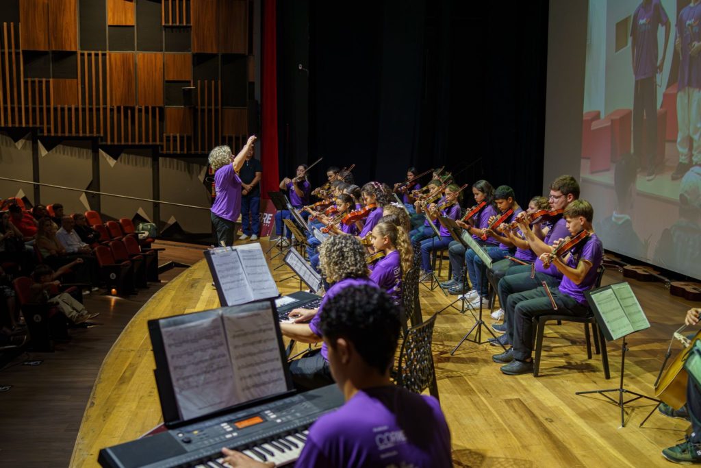 Noite de sucesso marca apresentação da Orquestra Corre no Cine Villa Rica