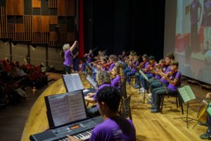 Noite de sucesso marca apresentação da Orquestra Corre no Cine Villa Rica