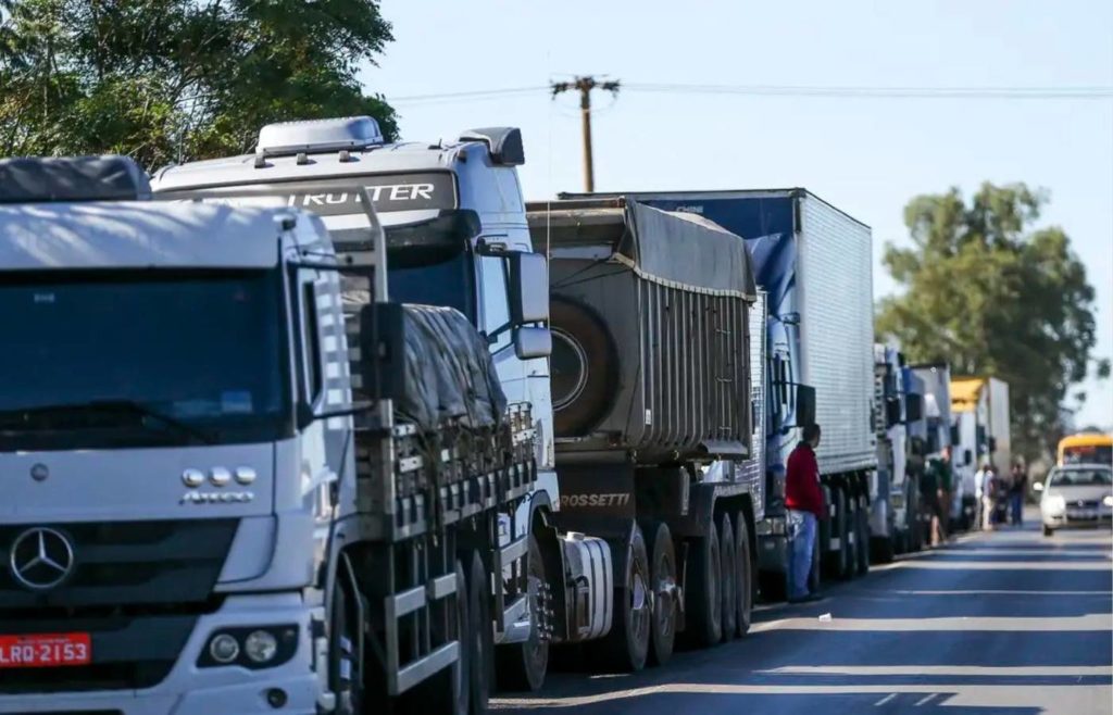 Frete sob pressão: governo endurece regras e indústria alerta para risco à economia