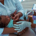 Fora do SUS: decisão sobre vacina contra meningite B reacende debate sobre acesso e prevenção no Brasil