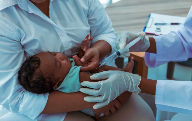 Fora do SUS: decisão sobre vacina contra meningite B reacende debate sobre acesso e prevenção no Brasil