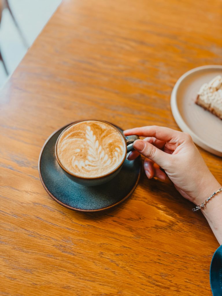 Estudo Aponta Relação Entre Consumo de Café e Melhor Desempenho Cognitivo em Pacientes com Parkinson