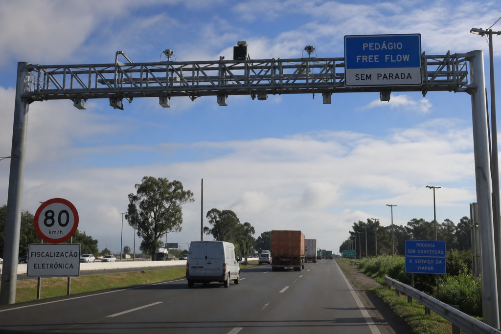 Pedágio sem cancelas começa a operar no Paraná e muda rotina nas rodovias