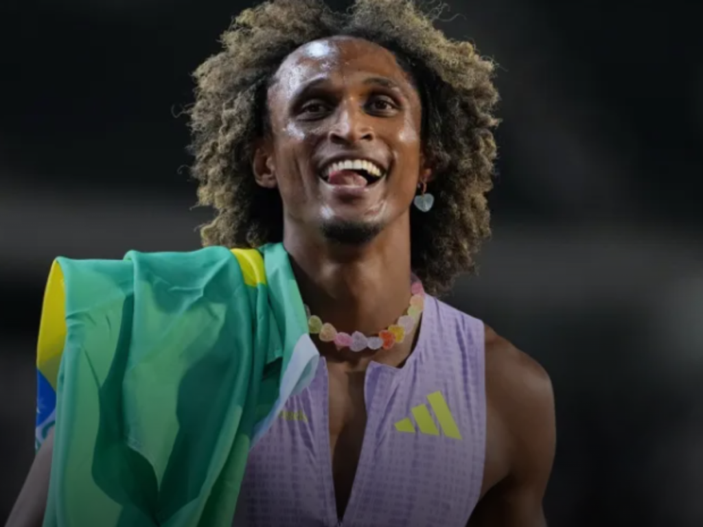 Alison dos Santos domina os 400 metros com barreiras e fecha temporada com terceiro título