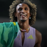 Alison dos Santos domina os 400 metros com barreiras e fecha temporada com terceiro título